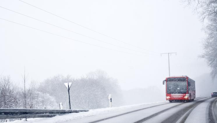 автобус - Автобус поднесе и се преобърна заедно с пътниците край Русе – има ранени