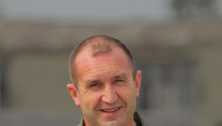 Уикенд - Летецът Радев си търси нова крилата фраза