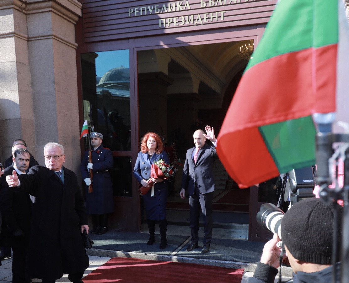 С 21 артилерийски салюта президентът Румен Радев и вицепрезидентът Илияна Йотова встъпиха в длъжност за втория си мандат на церемония на площад "Св. Александър Невски".