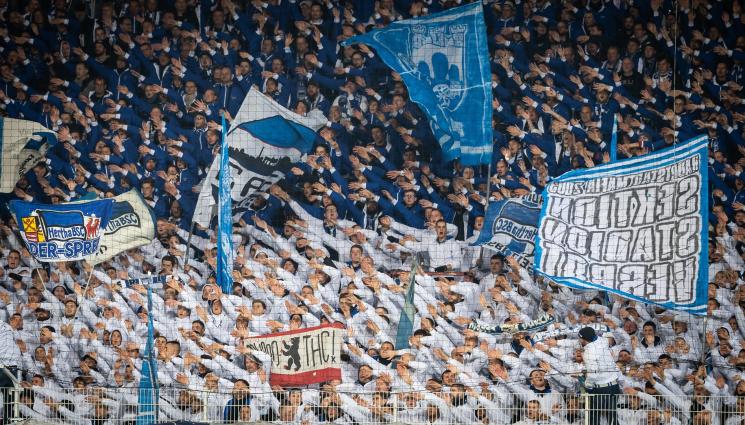 Фенове - Феновете на Херта чели конско на играчи и треньори
