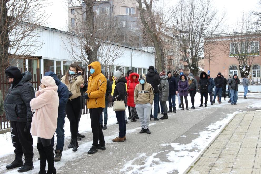 Голяма опашка от желаещи за кръводаряване се изви пред центъра
