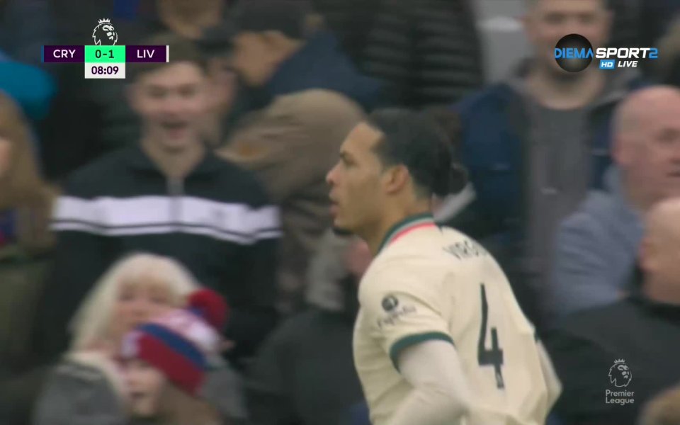 След ъглов удар в седмата минута топката се озова пред