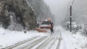 860 снегопочистващи машини обработват пътните настилки в районите със снеговалеж