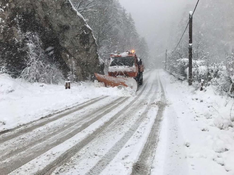 860 снегопочистващи машини обработват пътните настилки в районите със снеговалеж,