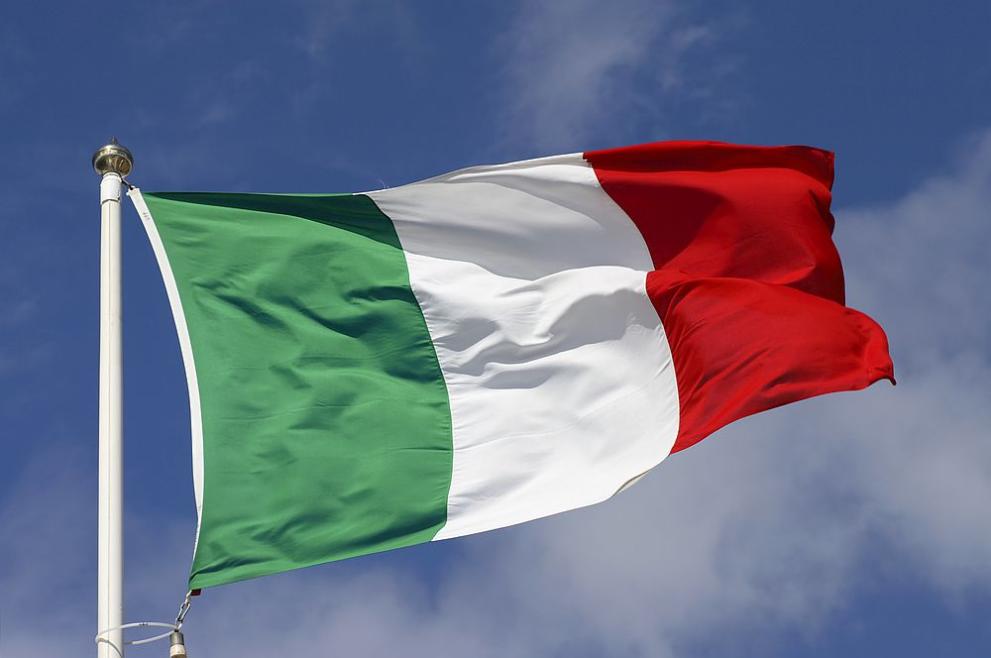 Италианците, които използват английски и други чужди думи в официални
