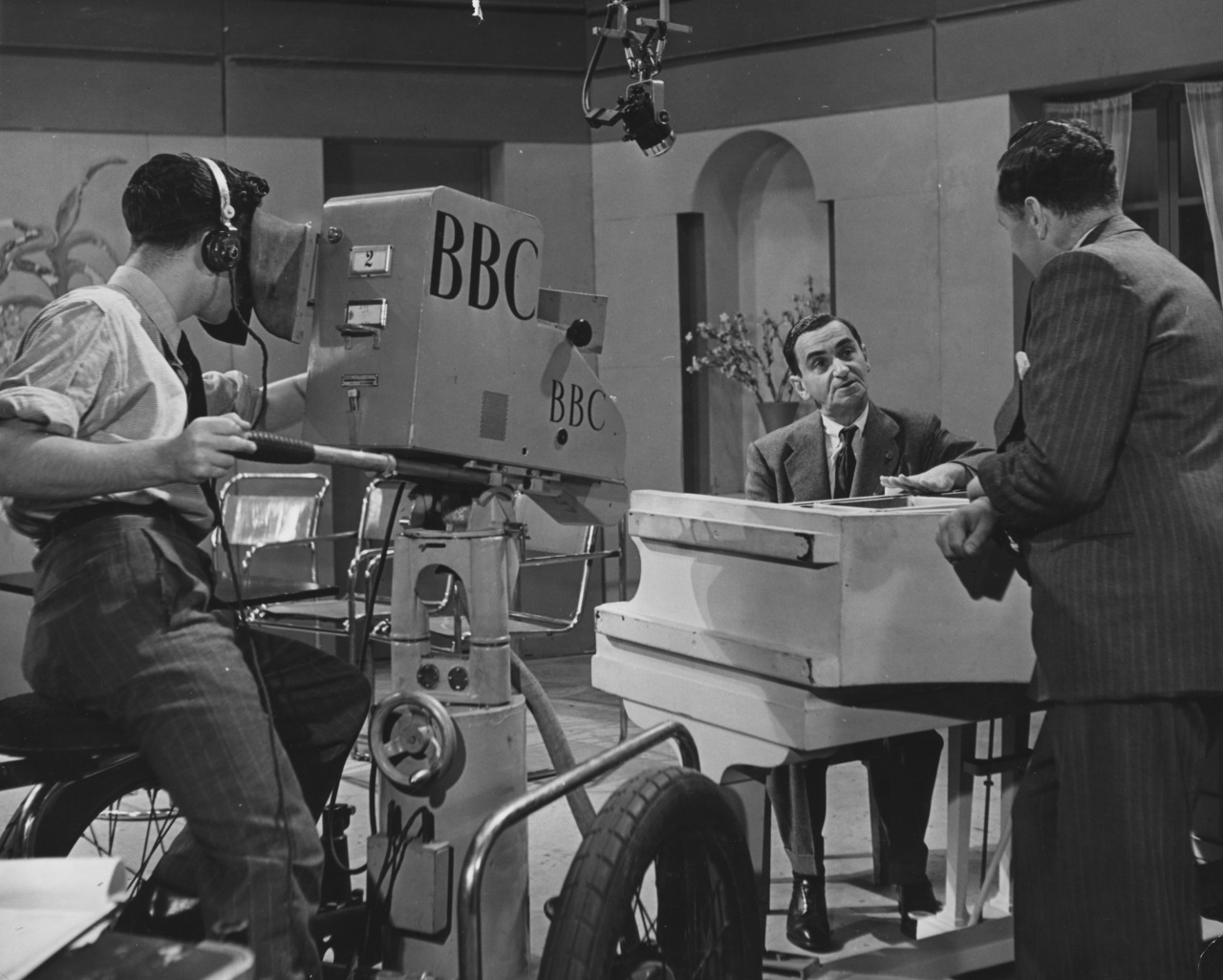 <p><strong>BBC</strong></p>

<p>Британската медийна компания е основана на 18 октомври 1922 г. в Лондон.</p>