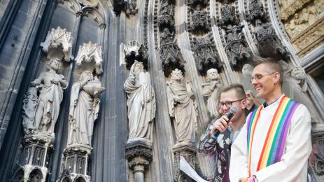 свещеници гейове