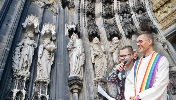 свещеници гейове - Над десет дузини от немския клир извършиха каминг аут и поискаха край на дискриминацията на различните от хетеро
