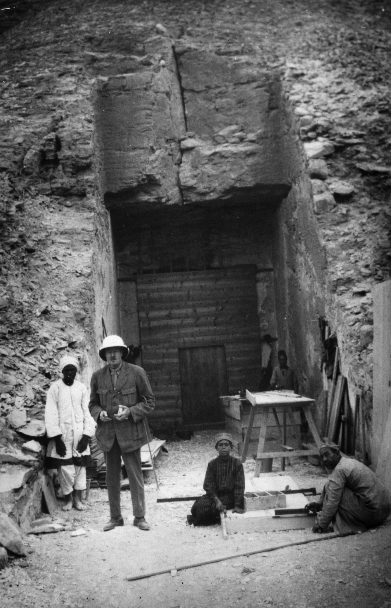 <p><strong>Гробницата на Тутанкамон</strong></p>

<p>Гробницата на египетския фараон Тутанкамон е открита чак през 1922 г. Британският египтолог Хауард Картър и богатият му благодетел лорд Карнарвон започват да я изследват през ноември 1922 г. Чак през февруари 1923 г. е отворена последната камера, в която намират саркофага на фараона и съкровищата му.</p>