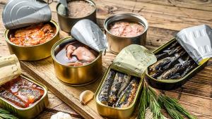 Гастроентерологът Лина Мурадова посочва че рибните и месните консерви могат