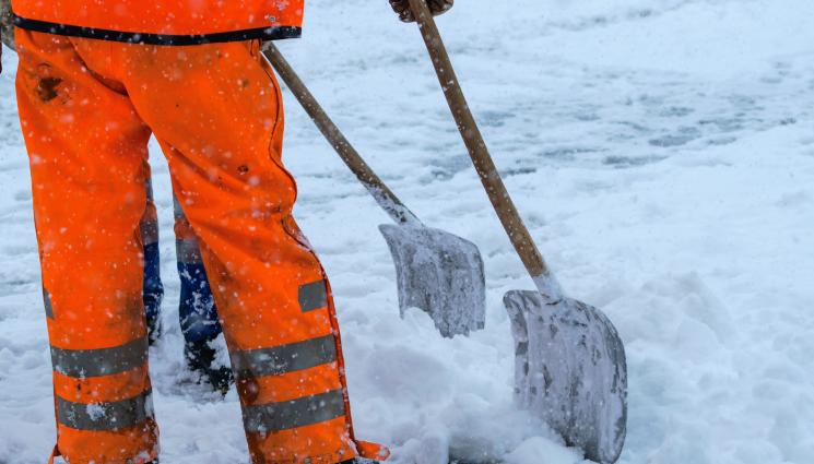 сняг - Солени глоби в София за непочистени спирки на градския транспорт 