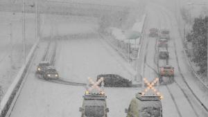 Над 100 автомобила закъсаха на път засипан със сняг в