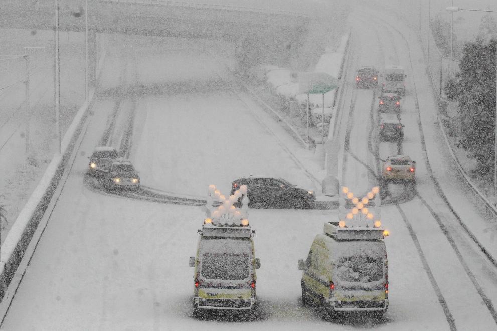 Над 100 автомобила закъсаха на път, засипан със сняг, в
