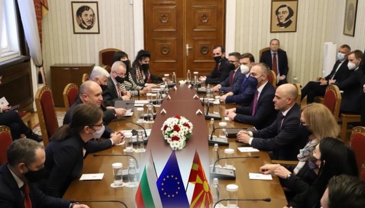 Радев и Ковачевски - Радев в очите на Ковачевски: Ако Скопие впише българите в конституцията, отваряме вратата към ЕС