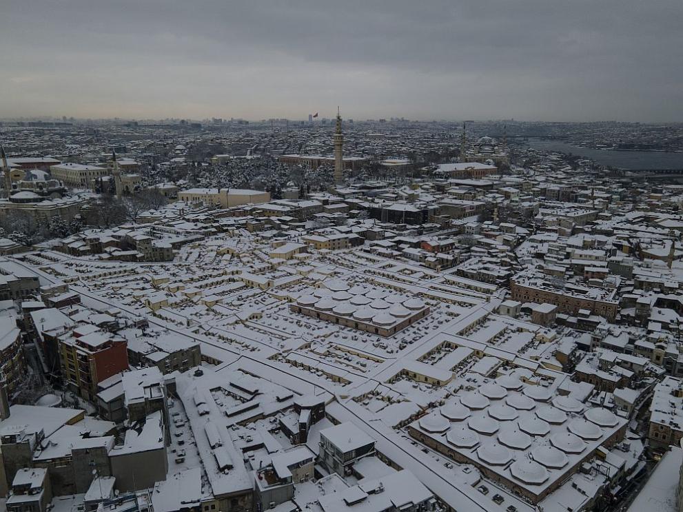 След два дни на сериозни проблеми заради силния снеговалеж летището