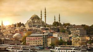 Турско звездно семейство напуска Истанбул, ще живее в Лондон