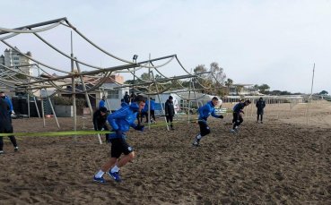 Футболистите на Арда проведоха днешната сутрешна тренировка на плажа който е
