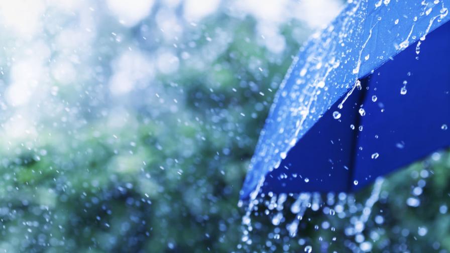 Двойно предупреждение за интензивни валежи с гръмотевици във вторник