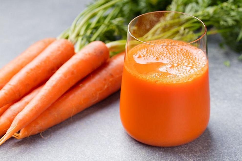 Редовното пиене на сок от моркови намалява високото кръвно, съобщава