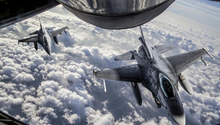 F16 - НЯМА И СЕДМИЦА ОТ СРЕЩАТА: Русия прати шпионски самолет над Аляска! (СНИМКИ)