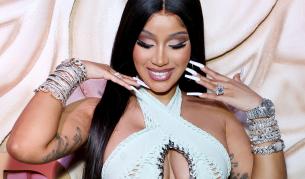 ​Зрелищен провал: Карди Би се опита да съблазни робот, но го събори върху себе си