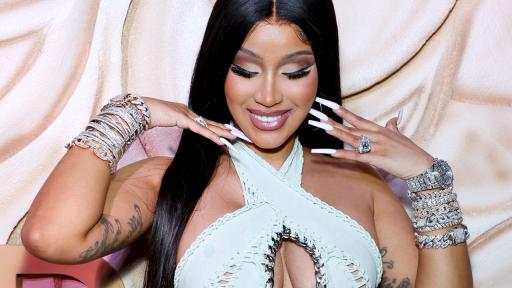 ​Зрелищен провал: Карди Би се опита да съблазни робот, но го събори върху себе си