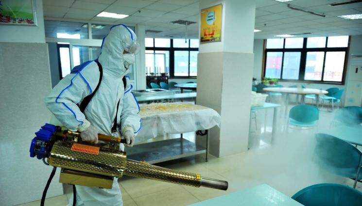 б - Новият вариант на корнавируса остава по кожата 21 часа, живее по-дълго върху пластмасови повърхности