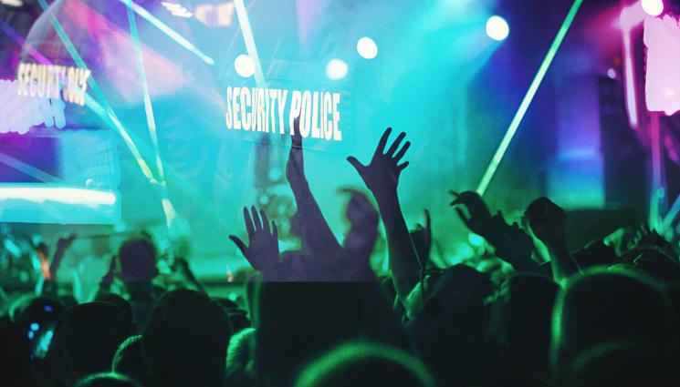 Полиция заведания - ВЪПРЕКИ ЗАБРАНАТА: Заведенията отворени, по 14 души ги проверяват