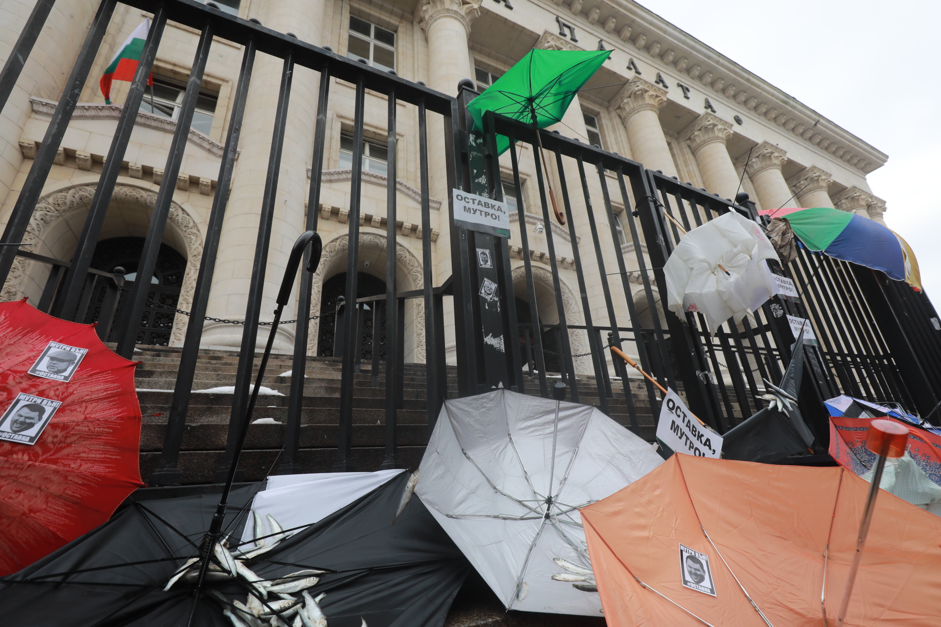 <p>Флашмоб &bdquo;Да им пречупим чадъра&ldquo; пред Съдебната палата в София</p>