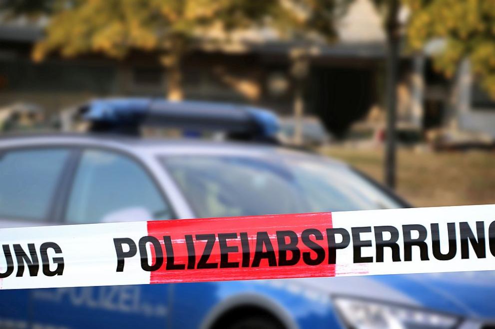 Двама германски полицаи бяха застреляни тази нощ при рутинна пътна