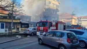 Пожар избухна в изоставена къща на улица Места 86 в жилищния