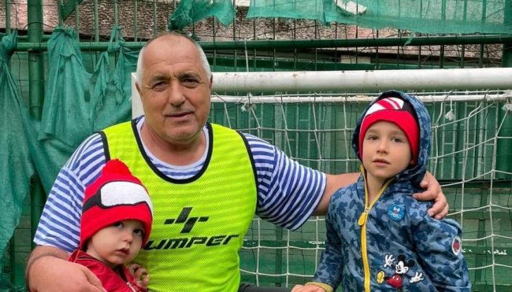Бойко Борисов внуци - Бойко подари снежен човек за ЧРД на внука си Бойко (СНИМКИ)