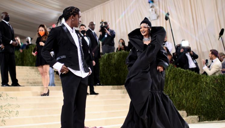 Риана - Риана е бременна, първи снимки на световната звезда с корем