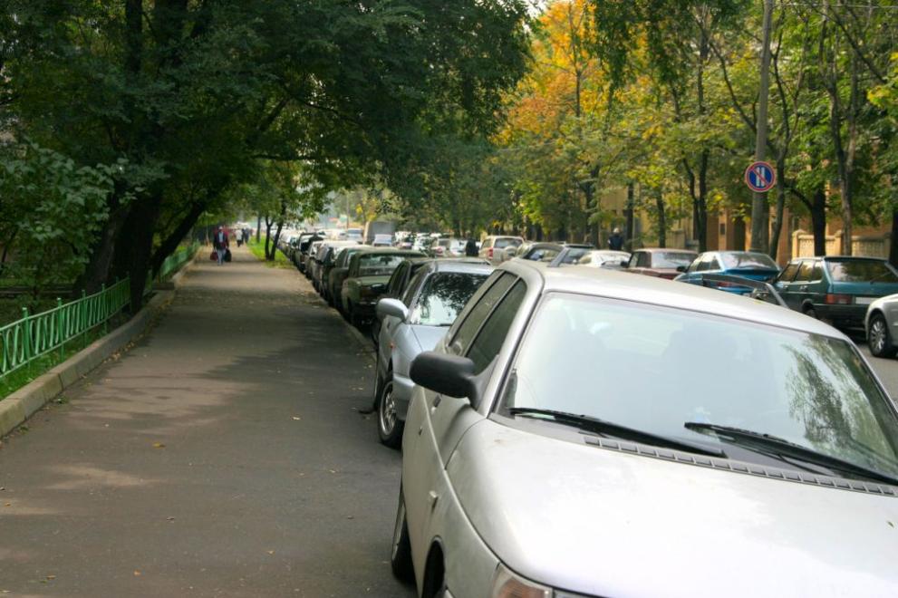 Мъж блъсна четири паркирани коли в Бургас, съобщиха от полицията.