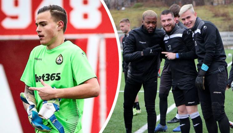 Светослав Вуцов - Вратарят на Славия Светослав Вуцов пред