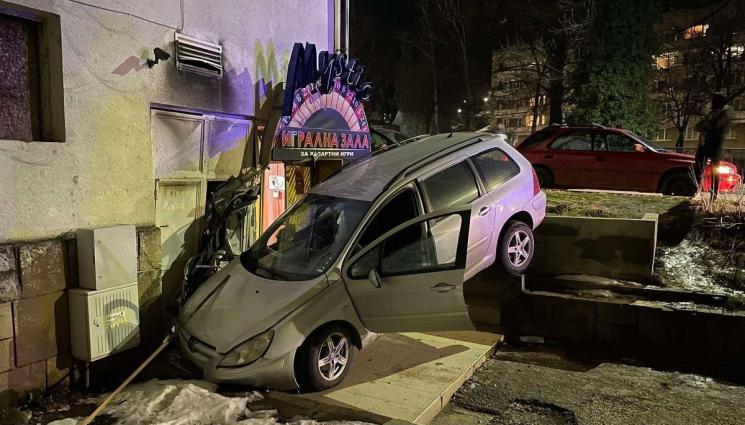 катастрофа Габрово - Зрелищна каскада: „Пежо“ излетя от пътя и за малко не влезе в казино (СНИМКИ)