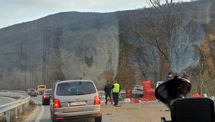 катастрофа - Младеж загина под колелата на локомотив, преди това причинил катастрофа