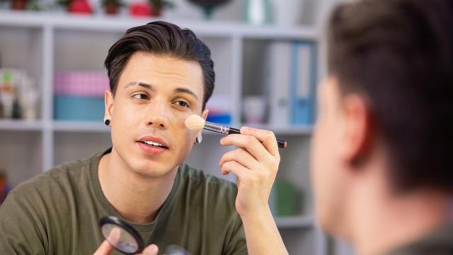 Джендър бендър мода: Мъже с изрязани блузи и грим (ВИДЕО)