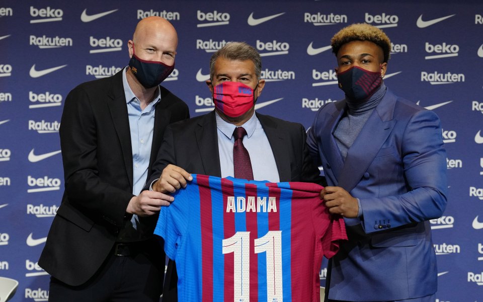 Барселона официално представи новото си попълнение Адама Траоре. Крилото се