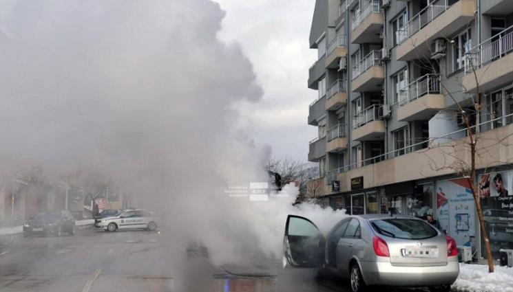 горящ автомобил - КАТО ФАКЛА: Кола пламна, докато собственикът й пазарува в отсрещния магазин