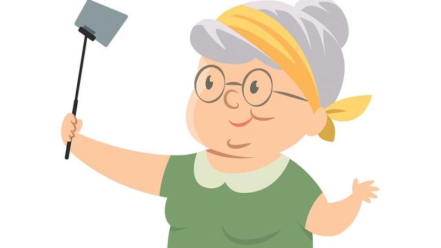 Столетничка от Малайзия се качва на покрива на къщата си, за да отстрани теч