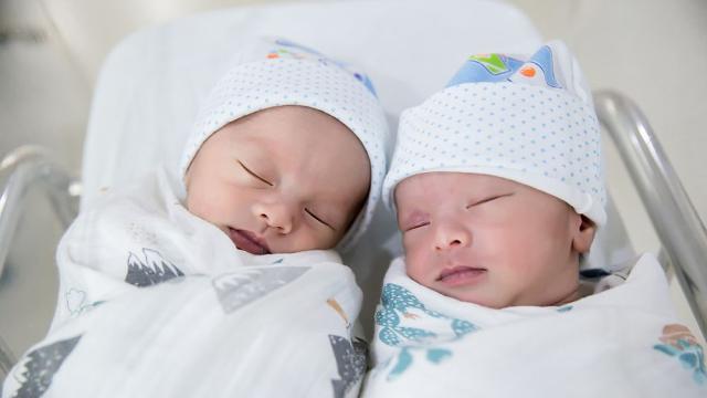 Близначки родиха в един и същи ден 