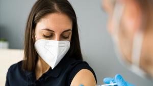 Повишаване на интереса към ваксинация отчитат от РЗИ Бургас след