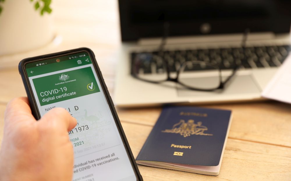 ФАКТ: Освобождаването или изхвърлянето на някой от компонентите на ваксината в или извън тялото може да се случи само когато ваксината съдържа жива отслабена версия на вируса.