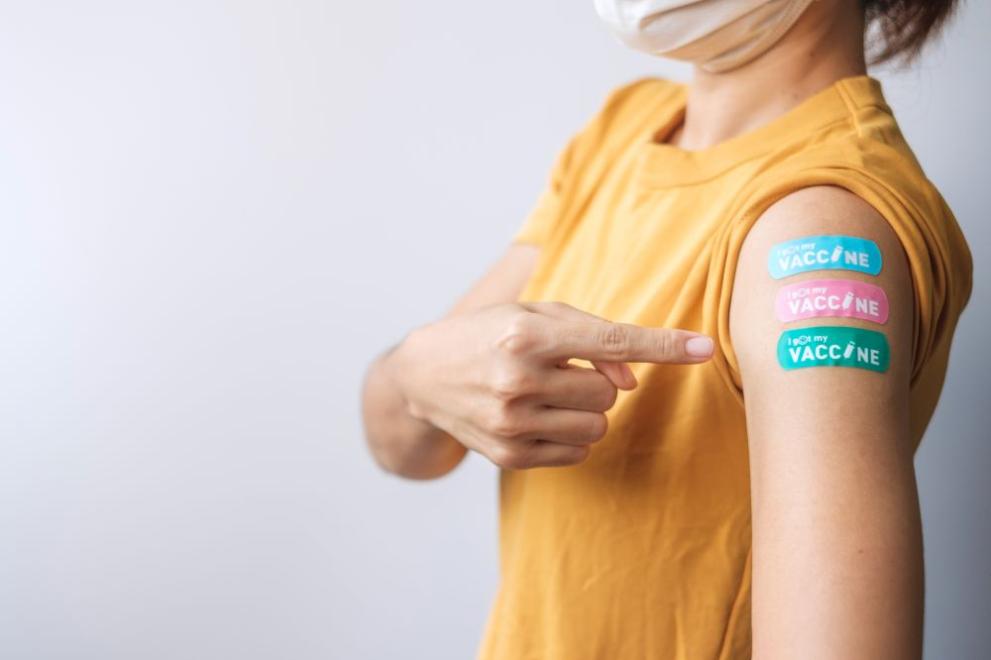 МИТ: Ваксините срещу COVID-19, разрешени за употреба в Съединените щати, изхвърлят или освобождават своите компоненти 

ФАКТ: Освобождаването или изхвърлянето на някой от компонентите на ваксината в или извън тялото може да се случи само когато ваксината съдържа жива отслабена версия на вируса.