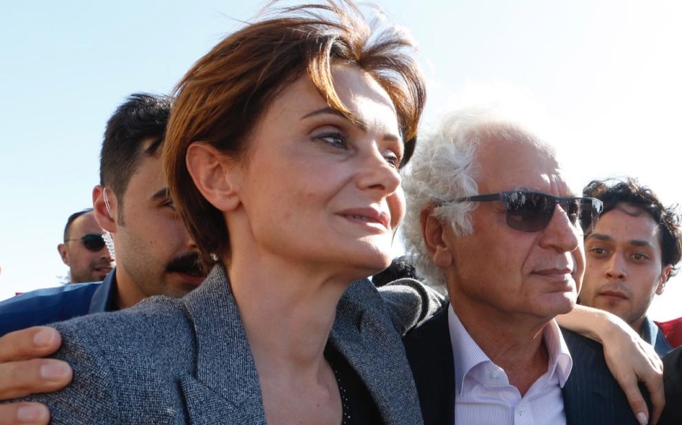 Тя кара мотор, оспорва сляпата привързаност към Ататюрк, признава арменския