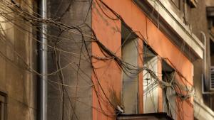 Отново висят кабели по улици в центъра на София предаде