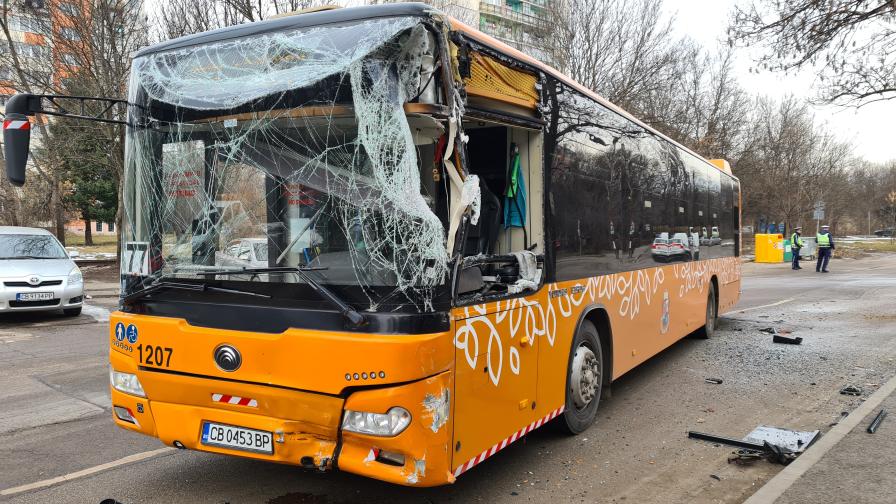 Катастрофа между автобус, автомобил и камион в София