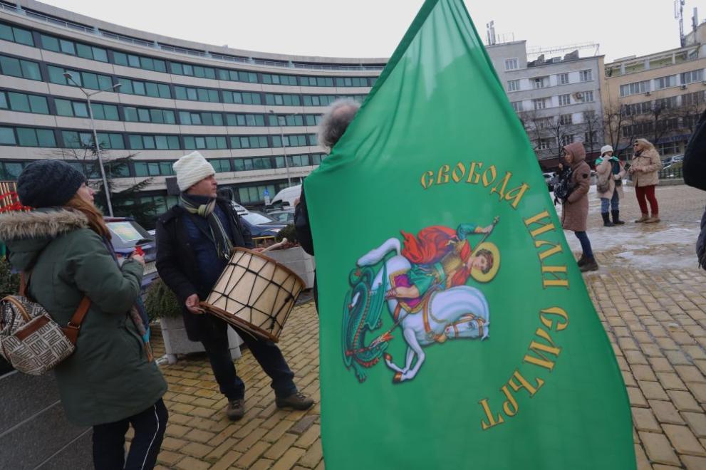 Около 50 противници на зеления сертификат се събраха на протест