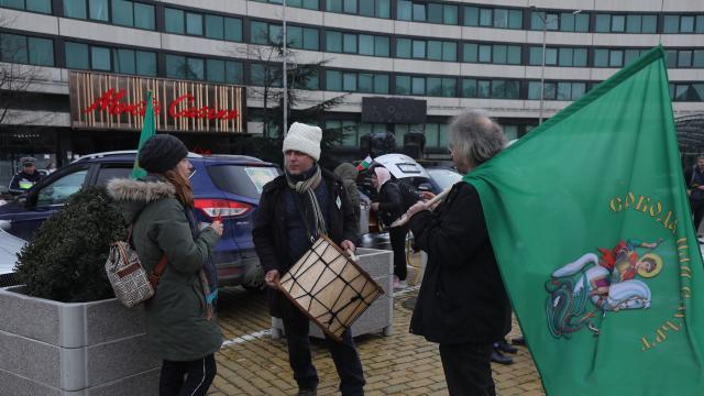 Недоволство в снимки: Протест и автошествие срещу зелените сертификати (ГАЛЕРИЯ)